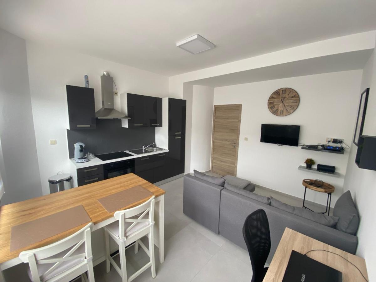 1-C Superbe Appartement Tres Calme Et Bien Decore Charleroi Buitenkant foto